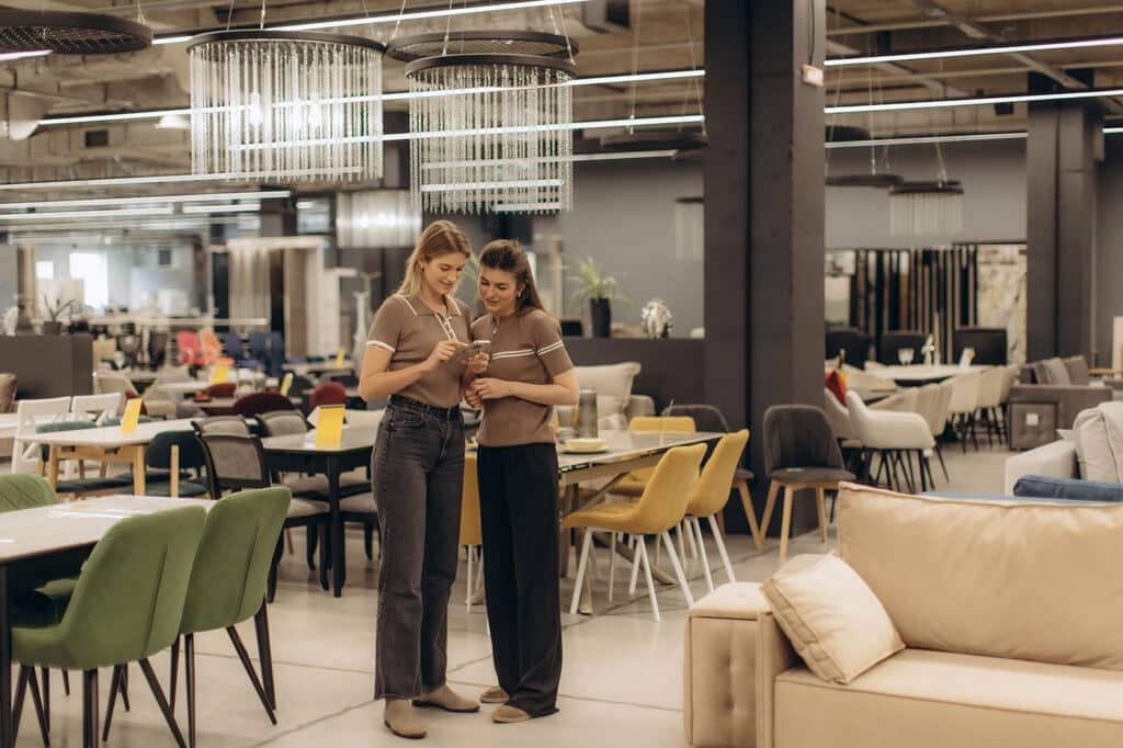 Et par der er på arbejde i en butik
