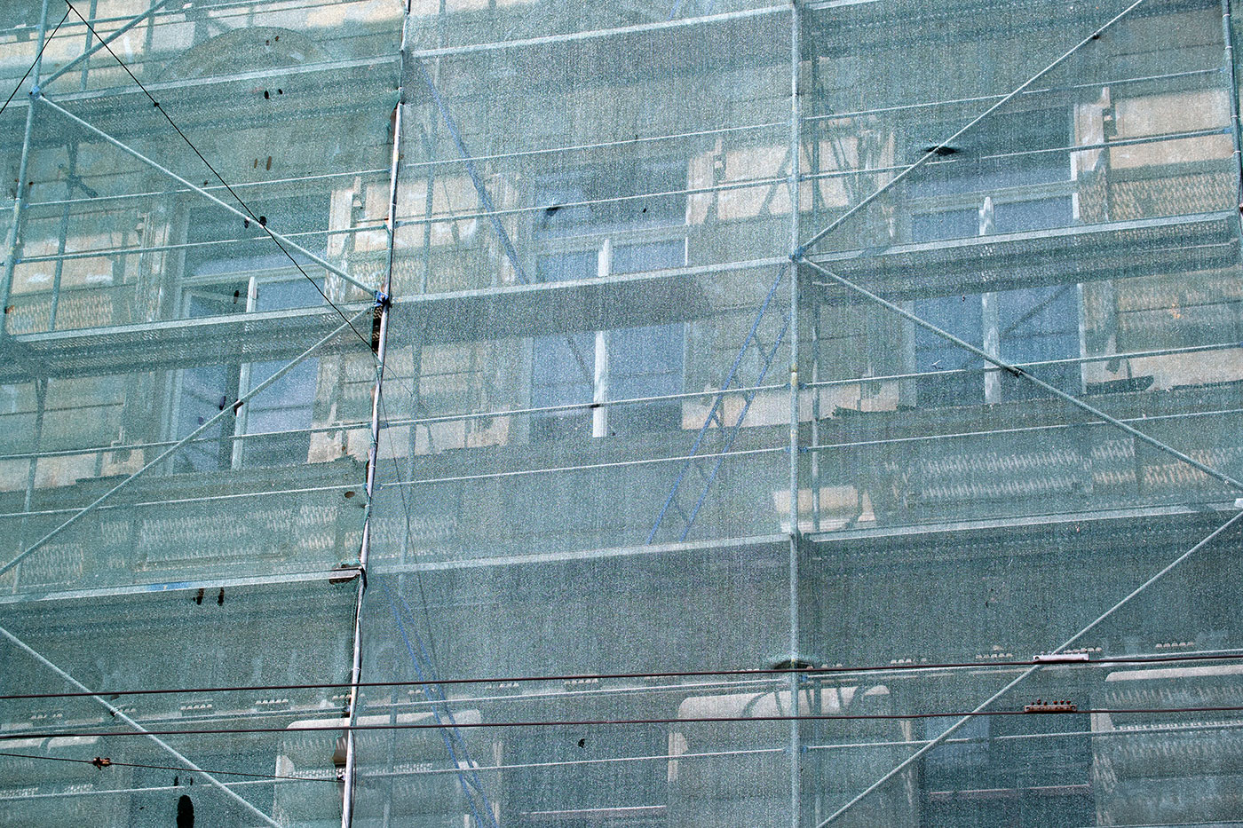 Et billede af en stilladsopsætning - facade i grøn