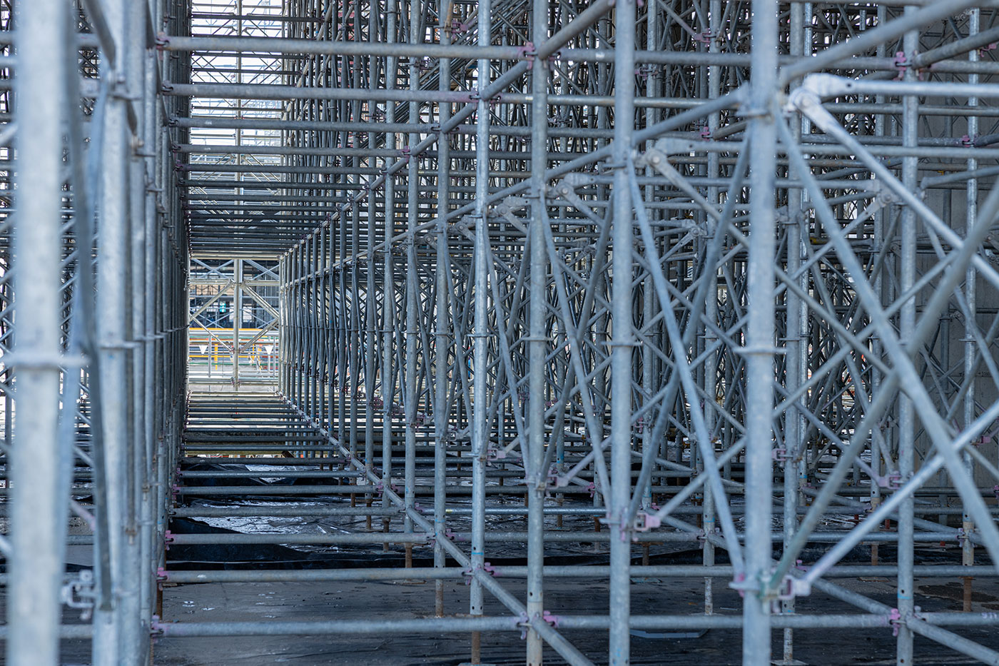 Et stillads set indefra