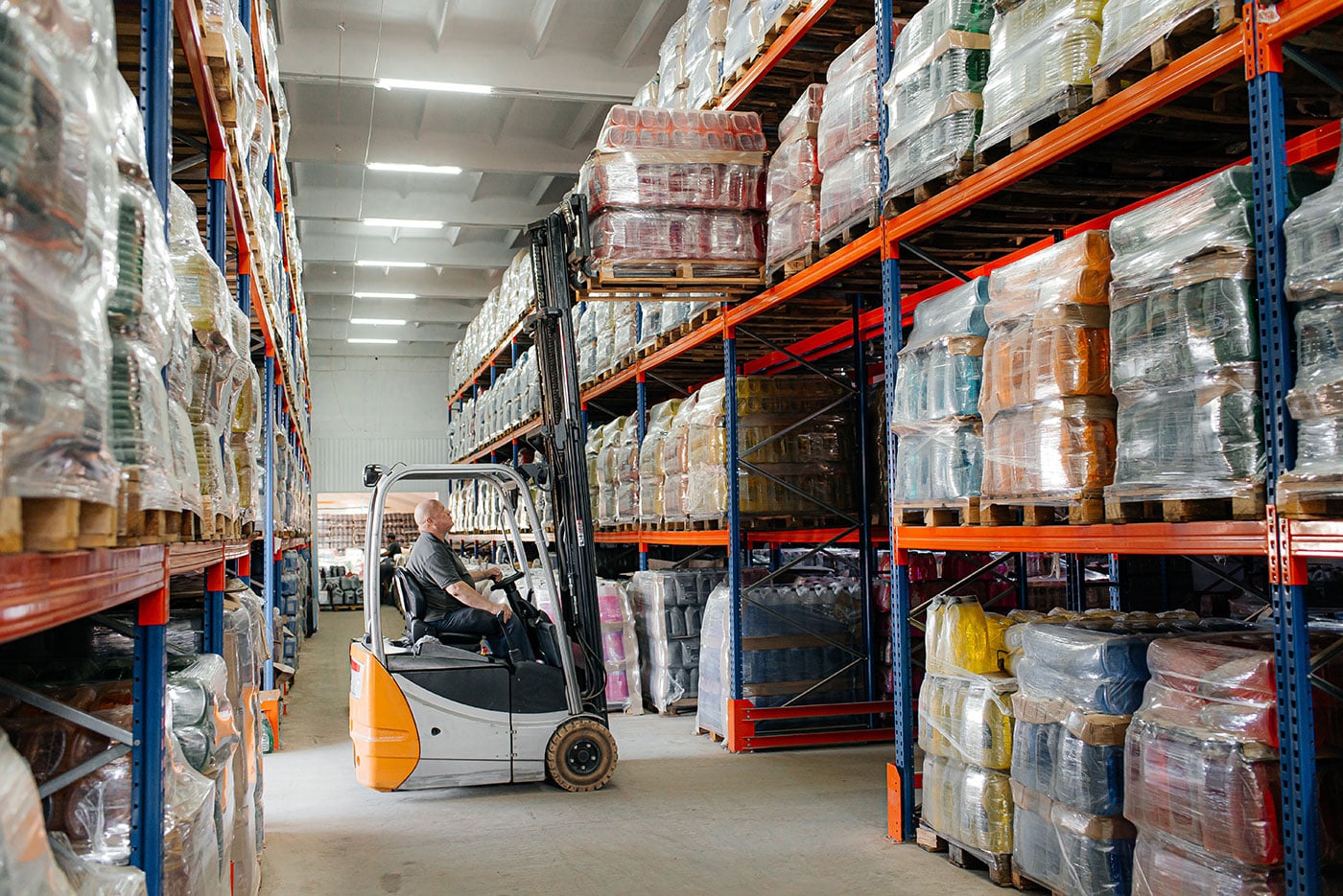 Et lager hvor man kan se en gaffeltruck i baggrunden
