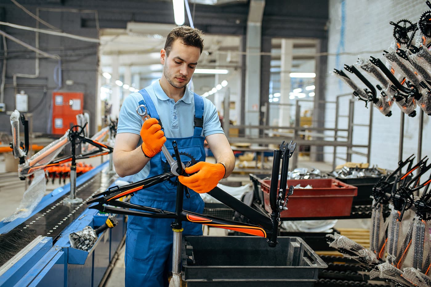 en mand det er ved at samle en cykel på en fabrik