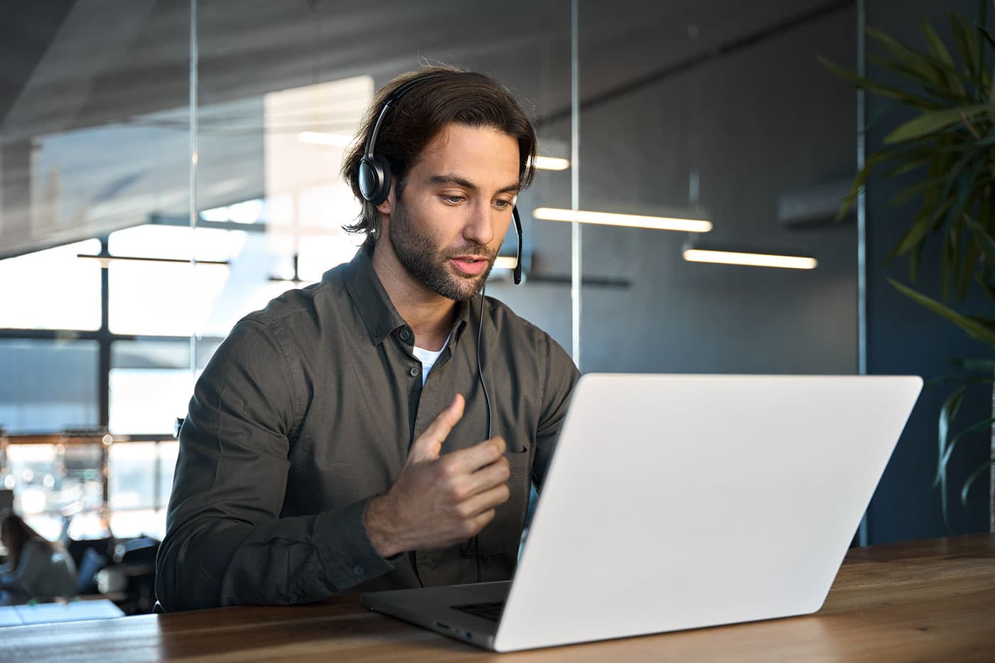 En kundeservice person der snakker i telefon