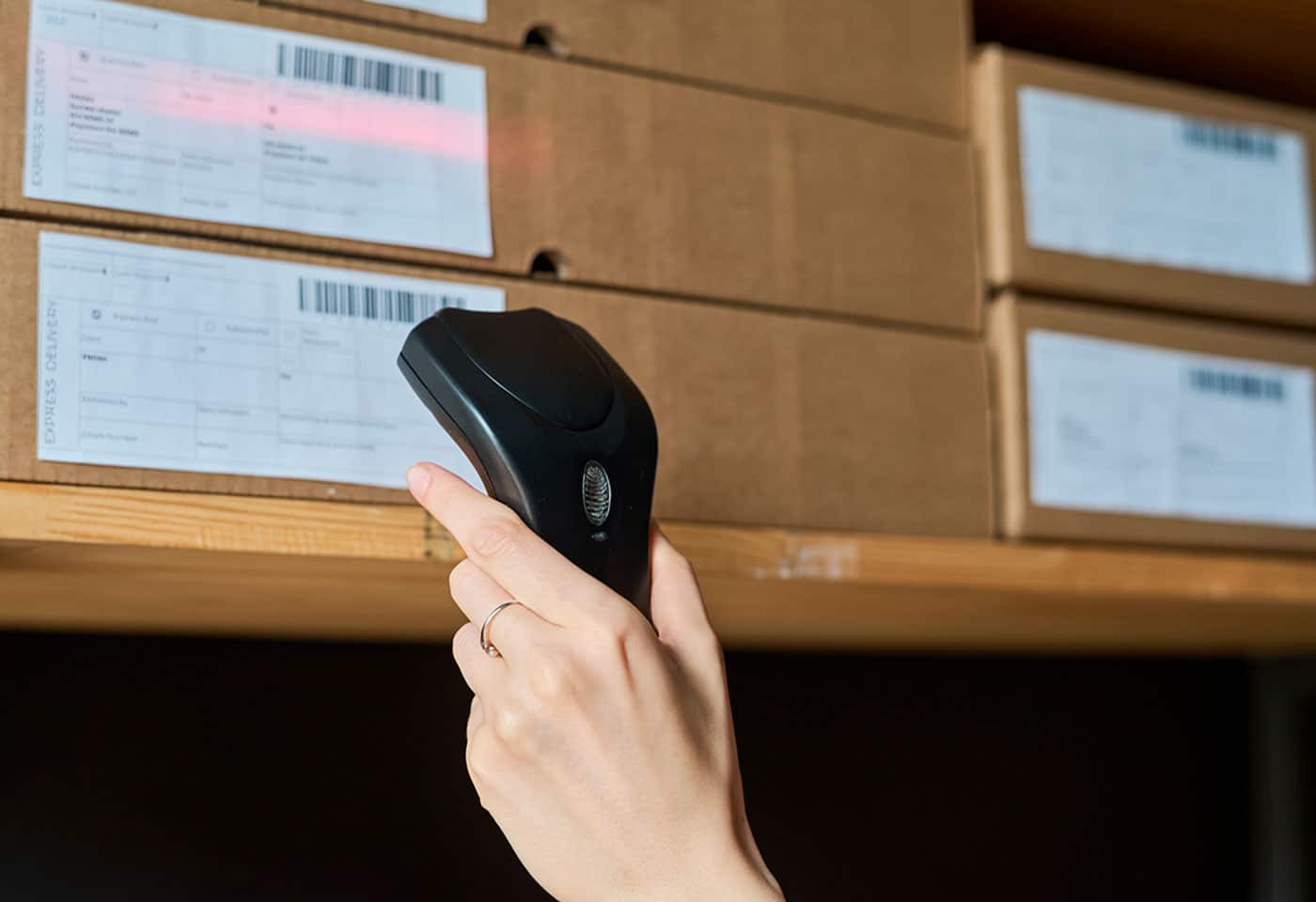 en person der scanner en stregkode med sin håndscanner. 