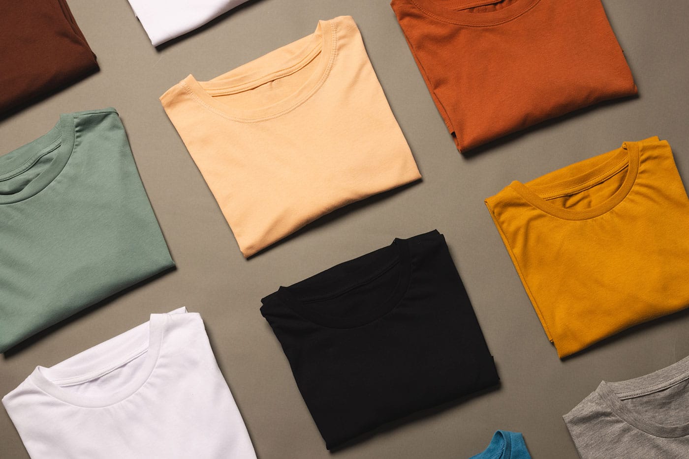 en række forskellige t-shirts der ligger på et bord