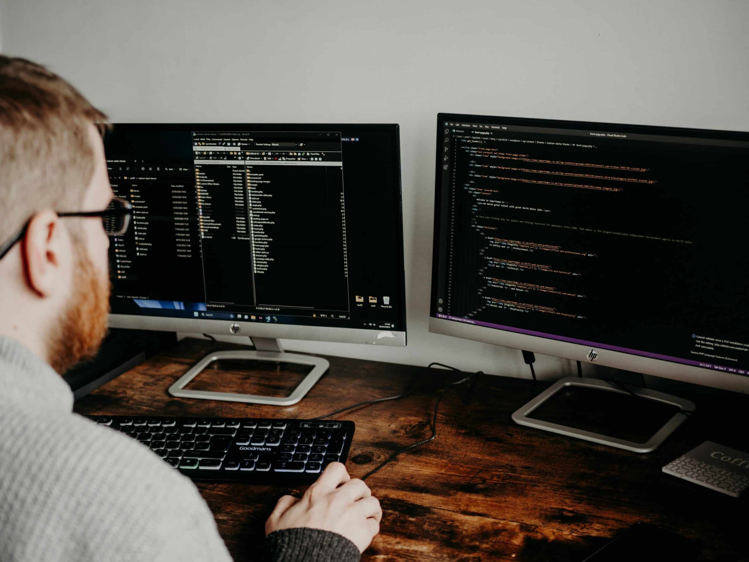 En mand der sidder og arbejder med IT & Software udvikling